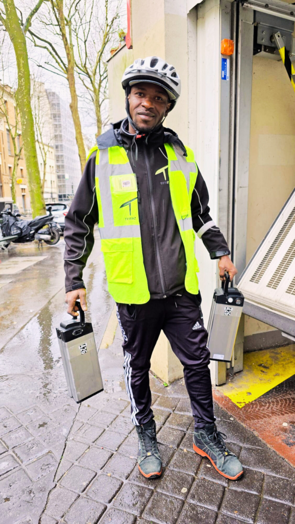 Livreur vélo cargo dernier kilomètre Tryfaz