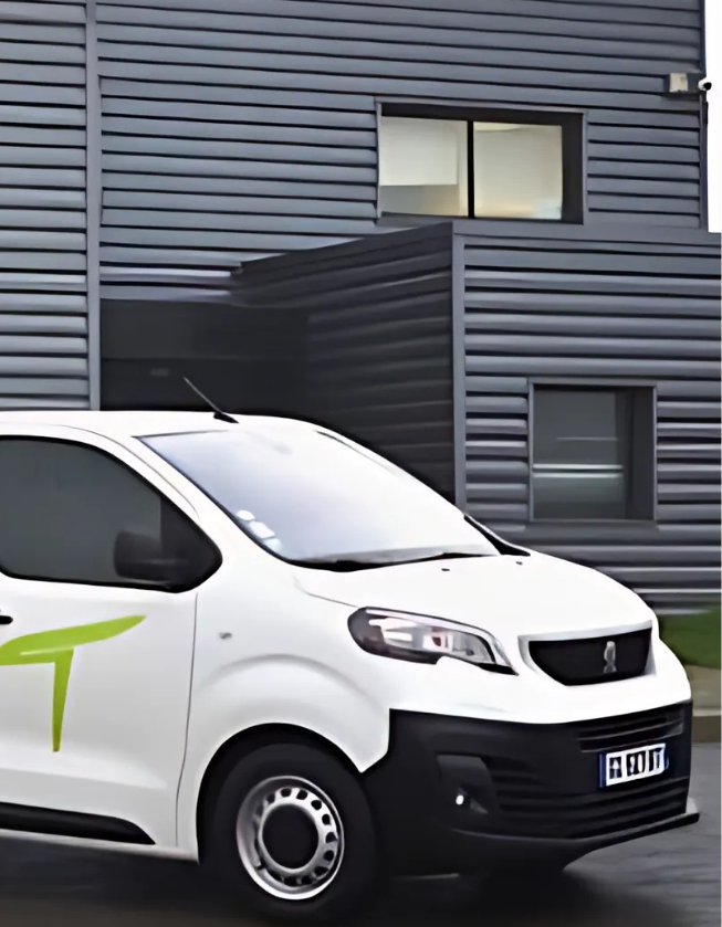 Un fourgon électrique de l'entreprise de transports Tryfaz