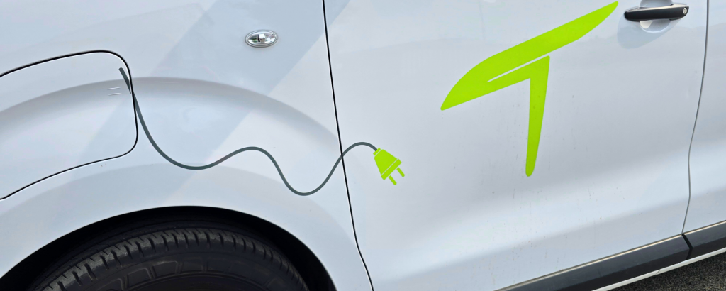 Fourgon éléctriqye de l'entreprise de transports Tryfaz
