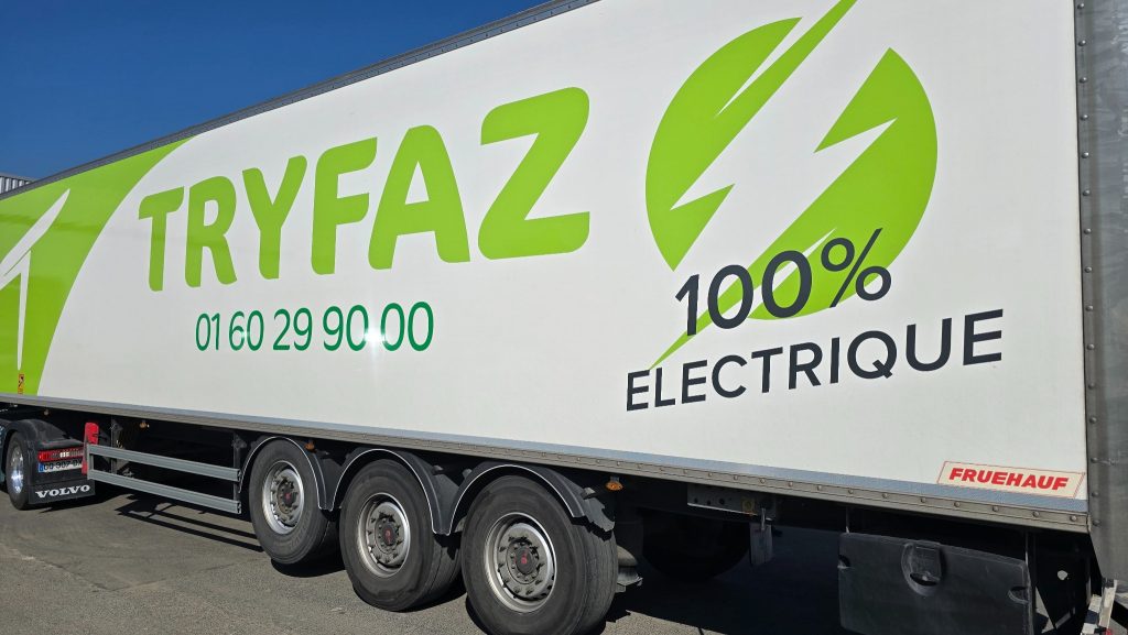 Camion TRYFAZ avec marquage 100 % électrique garé sur une route